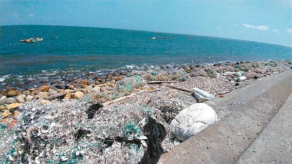 彰化芳苑鄉海岸邊常堆置大量蚵網,影響生態環境與景觀。 記者林敬家/攝影