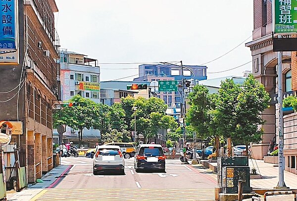 東明街（直）已經改為單行道近1年，從中北路（橫）不能進東明街，卻常有車輛誤闖。 記者鄭國樑／攝影