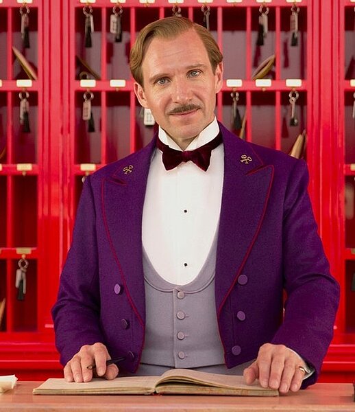 電影《歡迎來到布達佩斯大飯店》中,主角之一的飯店主管Gustave的領章上,別著象徵飯店服務最高榮譽的「金鑰匙」,他也在金鑰匙組織會員的協助下,在危難中屢次化險為夷,象徵該組織會員的「神通廣大」。記者黃文奇/翻攝