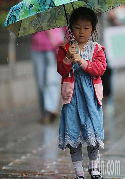 中央氣象局說,今天午後全台都要留意短時強降雨。本報資料照片