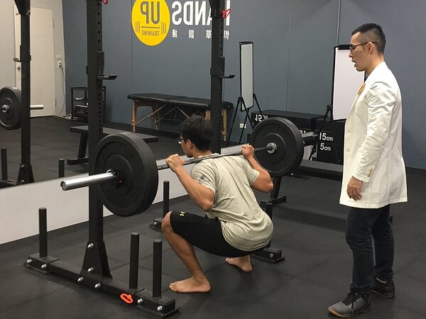 骨科醫師陳彥志(右﹚致力推廣「訓練即良藥」取代「運動即良藥」,還特地考取特殊族群的教練證,並與朋友合資開設「悍草訓練」健身房帶病人運動。 記者鄧桂芬/攝影