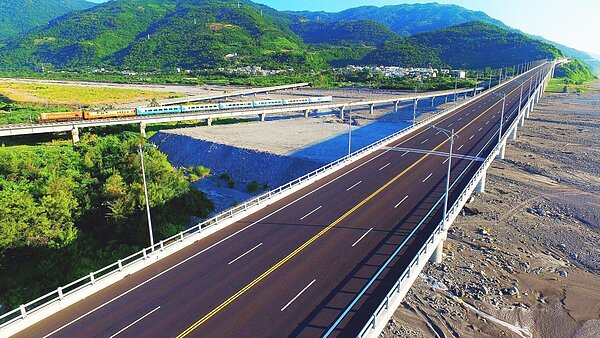 南迴公路拓寬改善後續計畫其中香蘭至金崙段道路預定7月31日通車,已完工的新金崙大橋空拍畫面壯闊雄偉。圖/公路總局西濱南工處提供
