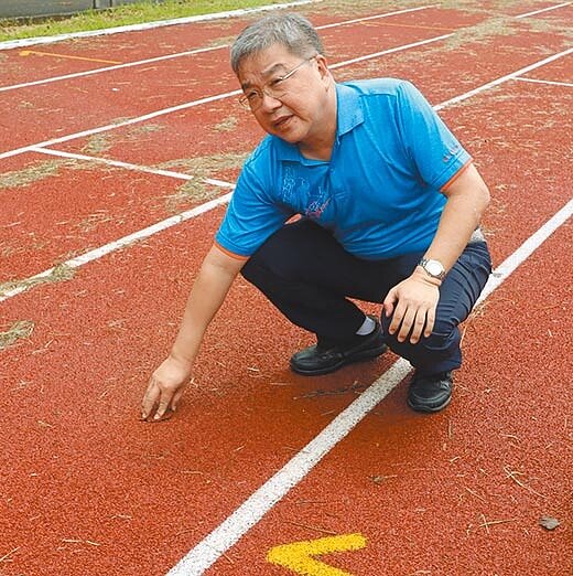 高雄高工操場跑道,因局部淹水隆起,被戲稱變成彈簧床,校方表示,仍在保固期,天氣好轉將立即修復。 (教育局提供)