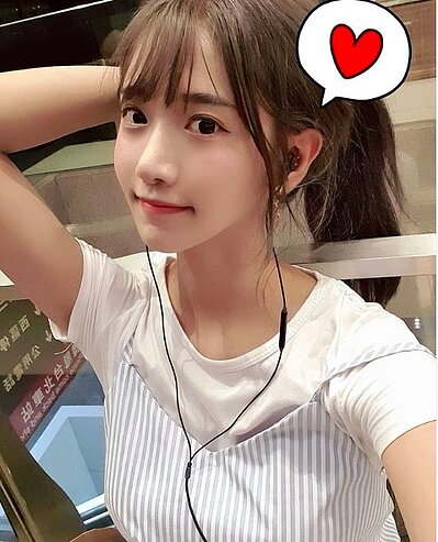 企鵝妹在客運上直播時,發現後座一名男子持扇遮臉,隨後更認出對方近兩個月都無故跟蹤自己,嚇得她一下車就到附近派出所求助。圖/翻攝自instagram