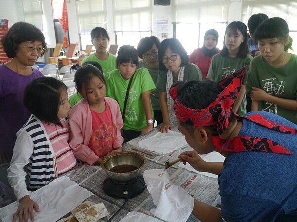 印尼瑪瑯大學師生來台交流,教導美濃學員製作傳統印尼蠟染。記者徐白櫻/攝影