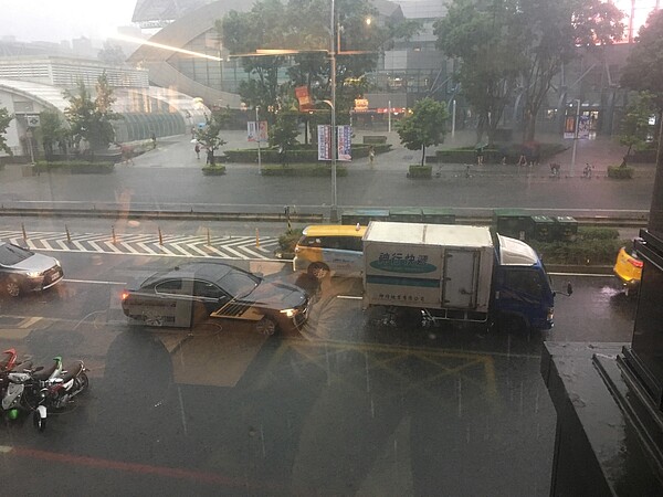 小巨蛋 積水(網友提供)