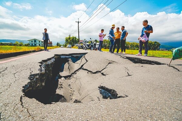 宜蘭市茭白里一處道路昨忽然出現約3公尺見方的坑洞，宜蘭市公所預計在7月27日前修復。（李忠一攝）
