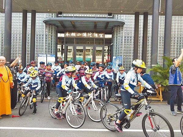 全台18位弱勢孩童挑戰單車環台，22日在潭子本願山彌陀講堂啟航。（陳淑娥攝）