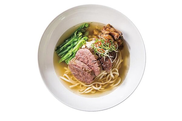 雄獅旅遊集團攜手晶華酒店集團合作,將於2020年獨家包下的歌詩達郵輪「威尼斯號」上,供應清燉與紅燒口味的「晶華冠軍牛肉麵」。圖/晶華酒店集團