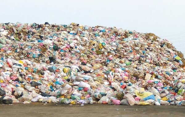雲林縣斗六市垃圾轉運站置放2萬多公噸垃圾。（許素惠攝）