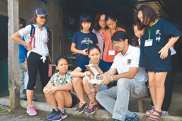 紀錄片導演何明瑞（前排右二）近期展開「豆花車環島之旅」，除下鄉教小朋友用空拍機看見家鄉，也兌現與齊導的約定，而首站選在佳冬出發。（謝佳潾攝）