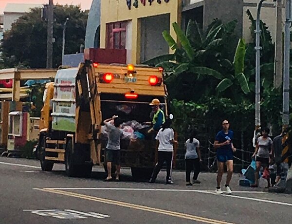 北市23日小年夜清潔隊正常清運垃圾,24日除夕加班收垃圾。 圖/環保局提供