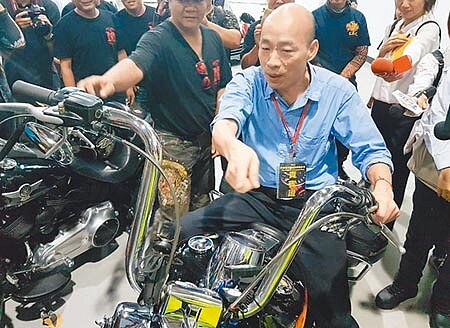 高雄市長韓國瑜昨體驗F1賽車駕駛座、跨騎哈雷機車，為賽事提前熱身。 （劉宥廷攝） 