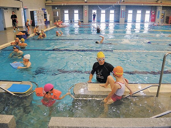 龍潭高中游泳池延宕多年,終於驗收完畢開幕了,讓龍潭人多了一處練習游泳的好地方。(邱立雅攝)