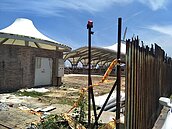 竹圍觀光漁港工程延宕5個月　遊客險跌倒挨批