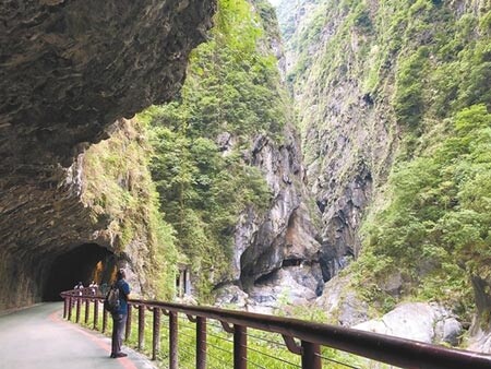 太魯閣國家公園內有多處必遊步道,最新的亮點是暌違6年修整、6月才重新開啟的「九曲洞」。(何書青攝)