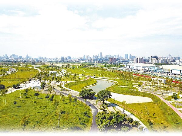 有「台中之肺」之稱的水湳中央公園,面積達67公頃,歷經4年多工期,目前全區已進入驗收階段。(盧金足翻攝)