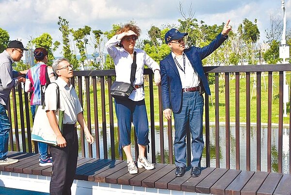 建設局長陳大田(右起)26日與水湳經貿園區中央公園設計法籍建築師Catherine Mosbach訪視中央公園施工,分享國外對公園營運模式。(盧金足攝)