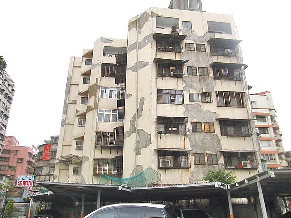 新北市府8月1日起至12月31日受理「都市更新整建維護補助」申請,經費補助最高50%,圖為永和永亨大廈施工前狀況。(譚宇哲翻攝)
