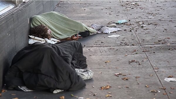 舊金山Podshare位在田德隆區(Tenderloin),附近四處有遊民流竄,卻也是當地繁榮的市中心。圖/翻攝podshare Youtube