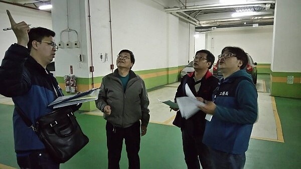 新北市三重頂崁街有民眾投訴,該處出租套房樑突然坍塌,疑似是海砂屋,工務局表示,已透過里長協調屋主,提供專業技師進一步鑑定確認,以及免費的耐震初評。圖為老屋健檢示意圖/新北市工務局提供