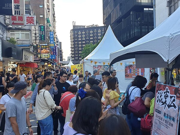 東區舉辦混東區活動，永慶房屋熱烈參與，柯市長也到場１４