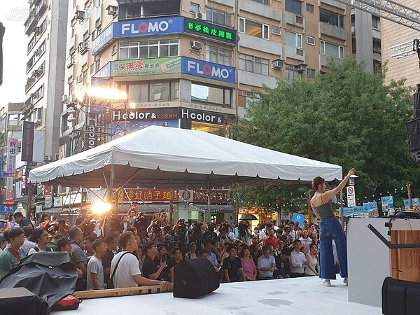 東區舉辦混東區活動,永慶房屋熱烈參與,柯市長也到場10