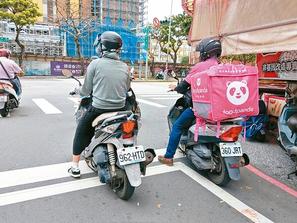 高雄市經常可看到載著大保溫箱的外送服務穿梭在大街小巷。 記者謝梅芬/攝影