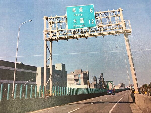 桃園市政府警察局交通大隊規畫在西濱快速道路、台61線道的觀音、新屋路段建置區間測速設備,測速路段長5.28公里,該路段速限90公里,代表用路人行駛時間不得低於3分30秒,否則將被測照取締。圖/警方提供