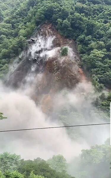 坍方的山壁面積突然擴大，激起更多塵土。圖／桃園市復興區公所提供
