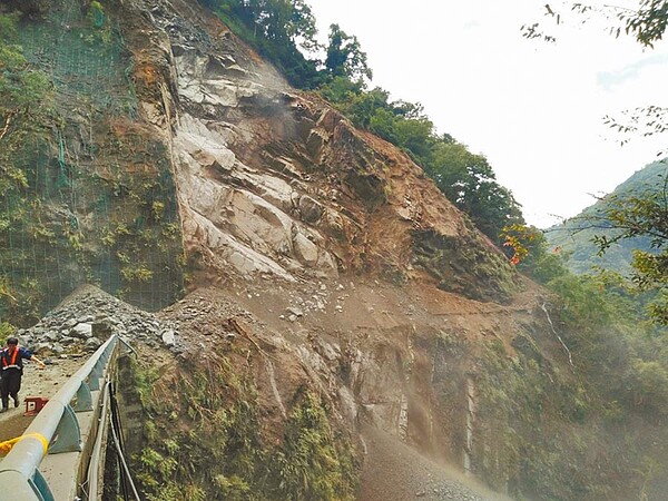 台7線北橫公路32.5K榮華路段28日上午大面積崩塌，影片曝光嚇壞民眾。（邱立雅翻攝）