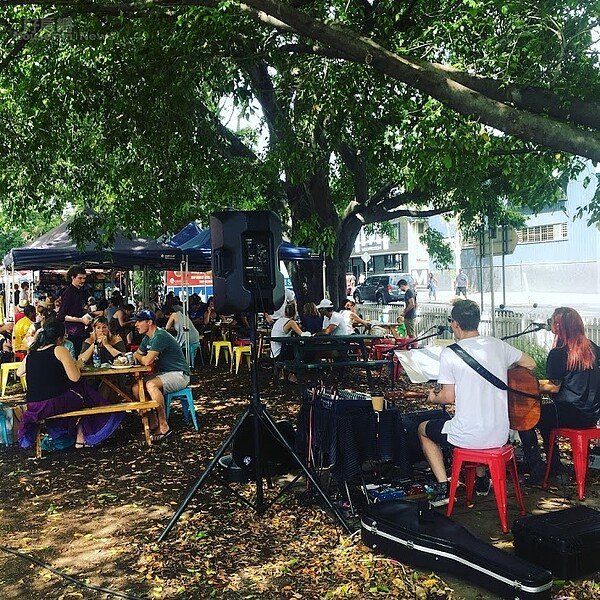 位在布里斯本的米爾頓市集,澳洲人注重生活品質,假日時常外出到市集休閒娛樂。 圖/黃暐迪 攝