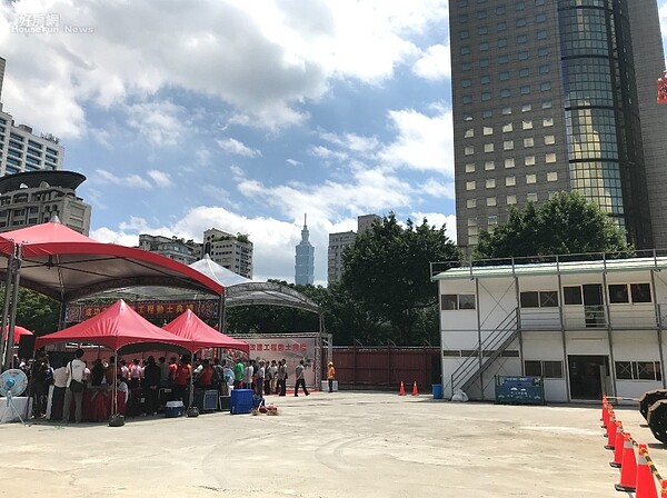 台北市成功市場改建工程基地,位於敦化南路二段大馬路旁。好房網News記者李彥穎攝
