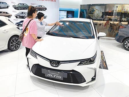 7月車市買氣噴發,和泰車打出買車送精品吹風機,贈品送到缺貨。圖為民眾到展間賞車。(本報資料照片)