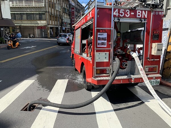 國防部軍備局生產製造中心第202廠發生火災,消防隊撲滅火勢,檢視燃燒面積約15平方公尺,無人傷亡。記者李奕昕/翻攝