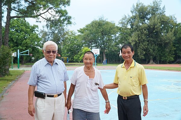 新竹縣寶山鄉高齡94歲的葉祥慶(中),曾獲選寶山鄉農會優秀農民,並對地方教育、建設等方面出錢出力,熱心服務獲地方肯定,入選新竹縣今年的模範父親。記者陳斯穎/攝影