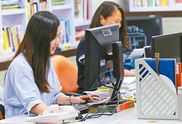 台灣30歲到40歲女性勞參率高出日、韓、美許多,顯示這階段女性自主性高,不見得會為了婚育原因放棄工作。 圖/聯合報系資料照片