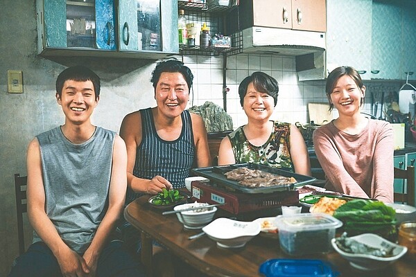 「寄生上流」以黑色幽默的情節探究南韓的貧富差距。 圖/Catchplay提供