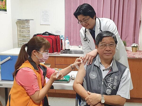 桃園市衛生局長王文彥示範施打肺炎鏈球菌疫苗。記者陳夢茹／攝影