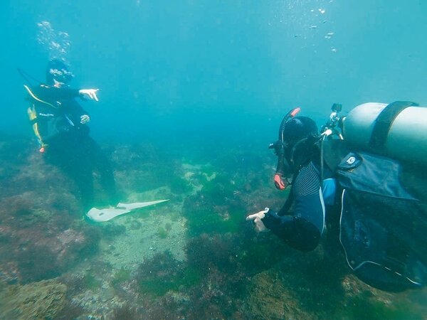 海底垃圾不易清除，桃園市海岸工程處成軍環保潛水隊伍，對外招募80名環保潛水志工，歡迎民眾報名。 圖／桃園市環保局提供