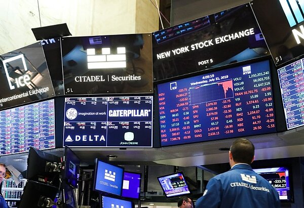 美國聯準會宣布降息1碼,31日美股由紅翻黑,三大指數都收低,道瓊指數下跌333點。 新華社