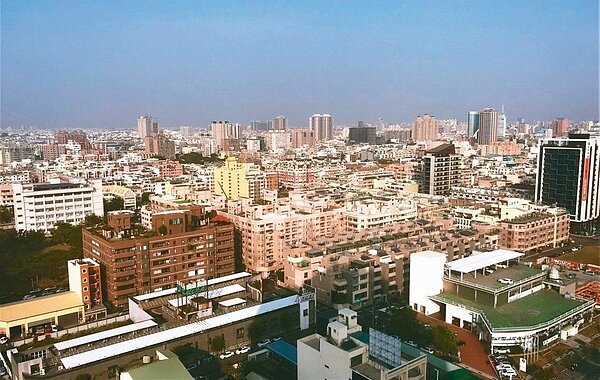 受景氣下滑、總統大選影響，民眾猶豫期拉長，房仲統計的7月交易量較6月減少。 記者游智文／攝影