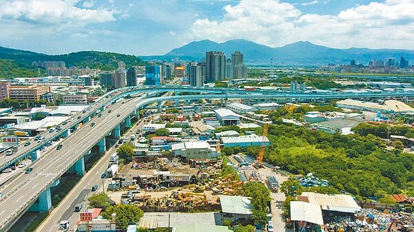 新北市府推出五股垃圾山整頓計畫，9月起輔導業者就地合法，並實施綠美化，預計2021年底完成整頓。（譚宇哲翻攝）