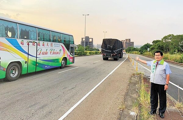 市議員楊典忠昨日為民請命,建請市府規畫國道3號龍井及國道4號清水交流道高架化延伸至台中港,確保用路人行車安全。(陳世宗攝)