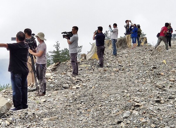 公路總局關山工務段今天上安排媒體踏勘,路修已搶通到埡口,但路面還未鋪柏油,加上沿途邊坡不穩定,還有零 星落石。記者羅紹平/攝影