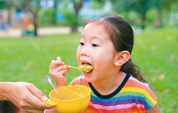 據英國調查，父母每天至少有6次，因孩子感到壓力，包括哄孩子吃飯。 圖╱123RF