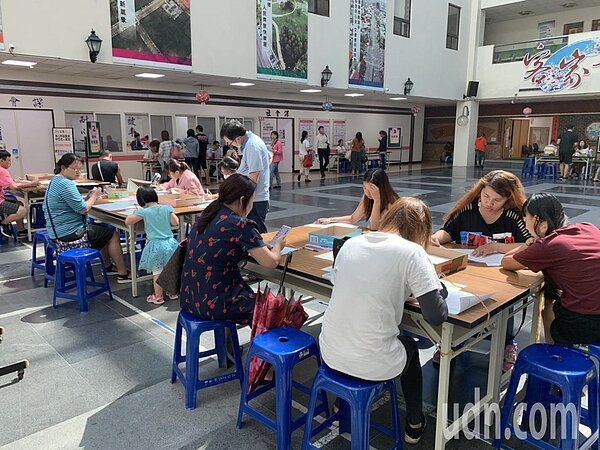 政府育幼津貼上路第一天,桃園市中壢公所申請的人潮不斷,社會課在公所中庭規畫專區方便家長和活動力大的兒童。記者鄭國樑/攝影