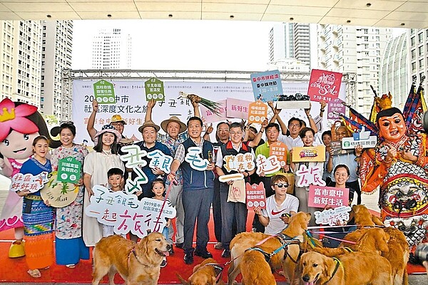 中市文化局規劃寵物觀光行程，首度推出「毛小孩友善路線」，以當地食材製作毛小孩寵物餐。 記者喻文玟／攝影
