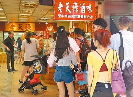 大陸官方暫停核發47個自由行省市的台灣通行證,預計會減少數十萬人次陸客,圖為熱門景點陸客買滷味。(本報資料照片)