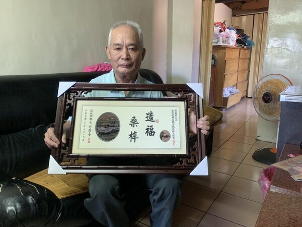 71歲老農黃朝枝因捐出1千多坪土地獲新城鄉公所表揚。記者王思慧／攝影
